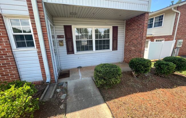 Adorable 2 bedroom, 2 1/2 bathroom townhome in Greensboro!
