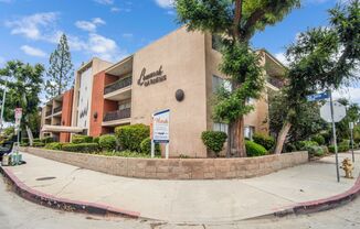 Bright 1 Bed / 1 Bath with Balcony & Pool – Central AC – Pet Friendly!