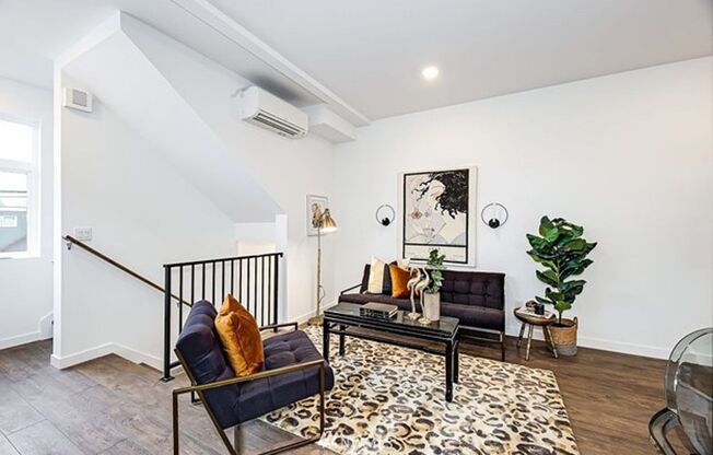 Ballard Townhome - Luxury and Location!