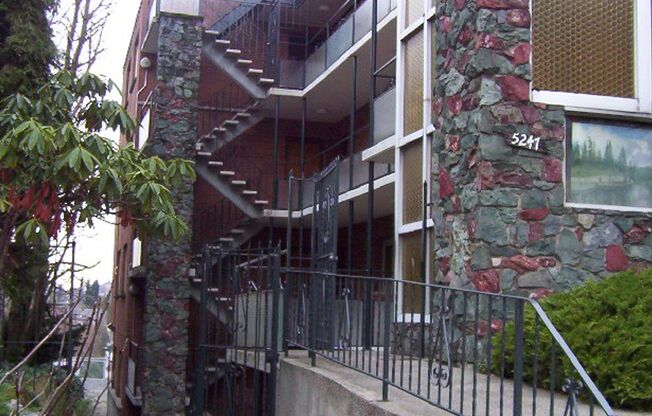 The Shuksan Apartments – Classic Brick Charm in the University District