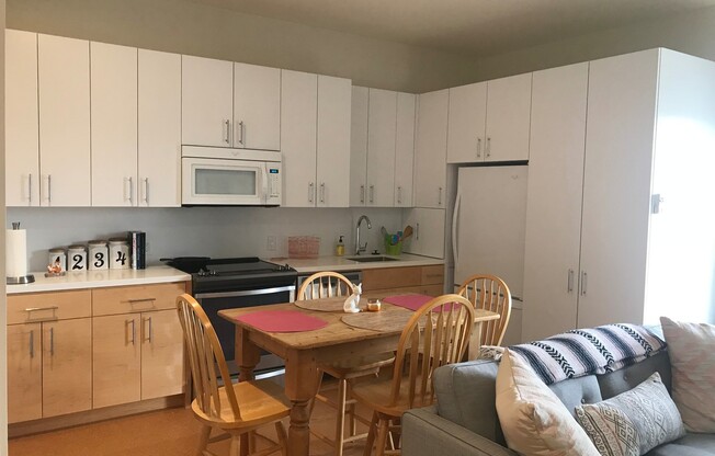 Studio, 1 bath, 637 sqft, $1,150, Unit 207