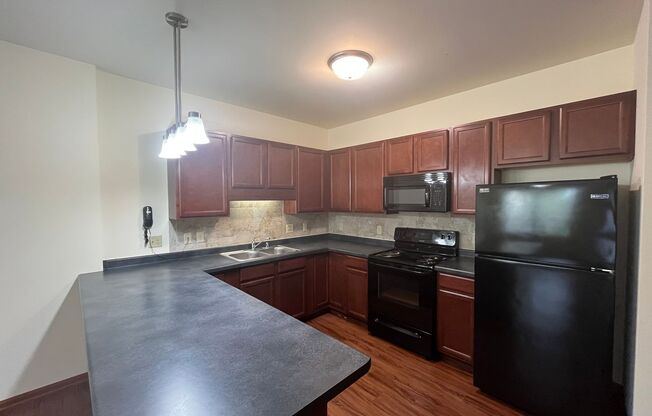 2 beds, 1 bath, 1,016 sqft, $1,600, Unit 215