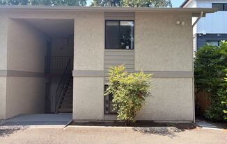 Beautiful Kirkland Top-Floor Unit Available!