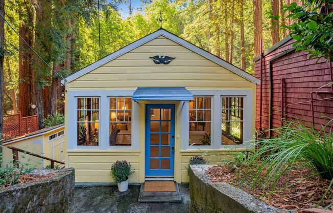 CHARMING 2-BEDROOM COTTAGE IN THE HEART OF MADRONE CANYON