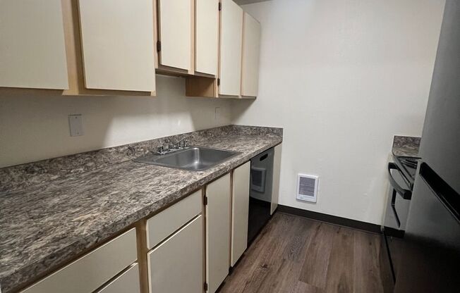 1 bed, 1 bath, 675 sqft, $1,300, Unit B-03