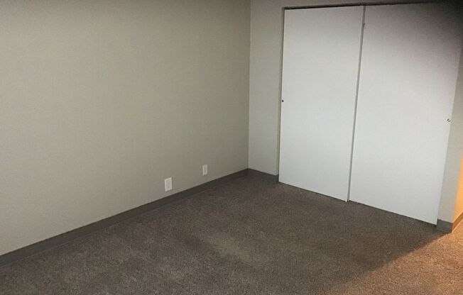 2 beds, 1 bath, $1,175, Unit 2579IZF