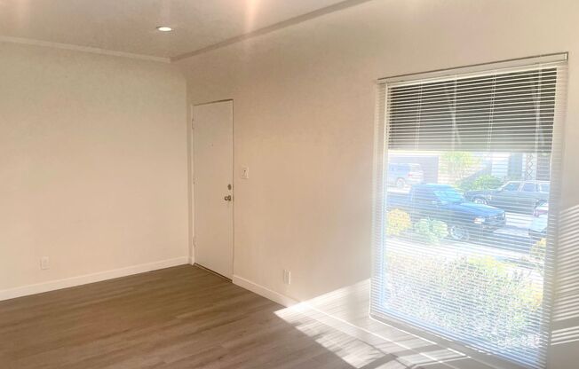 2 beds, 1 bath, 722 sqft, $2,595