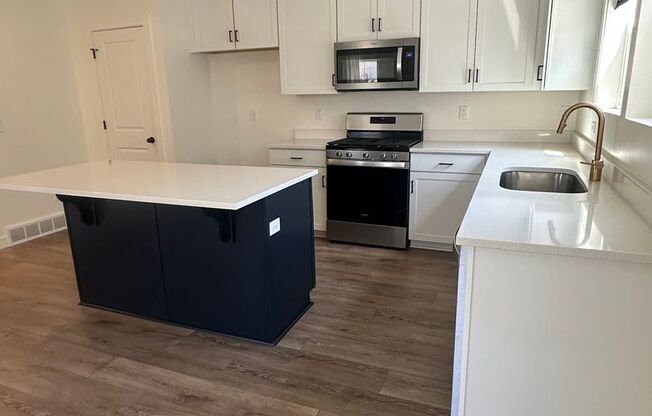 GORGEOUS EAGLE MOUNTAIN TOWNHOME!!!