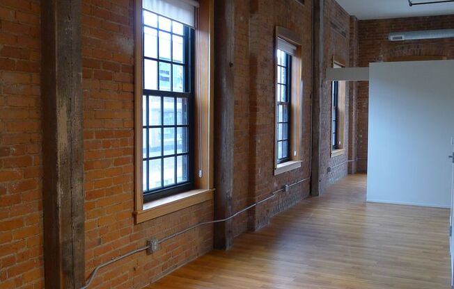 2 beds, 1 bath, 212 sqft, $1,815, Unit 212