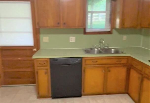 2 beds, 1 bath, 903 sqft, $1,340, Unit J-10