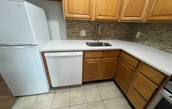 1 bed, 1 bath, 650 sqft, $900, Unit B203
