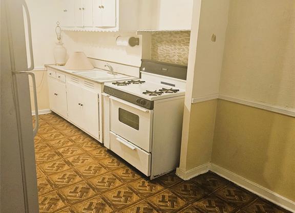 2 beds, 1 bath, 2,332 sqft, $3,000