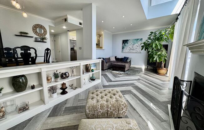 NATURAL LIGHT WITH OPEN FLOOR PLAN - This 2 BR, 2.5BA Townhome-style Condo is located in Brentwood