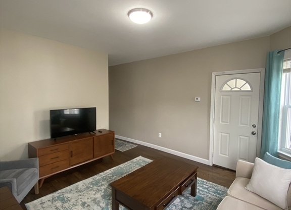 3 beds, 1 bath, 1,250 sqft, $2,800, Unit 2