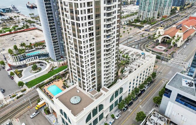 700 W E St