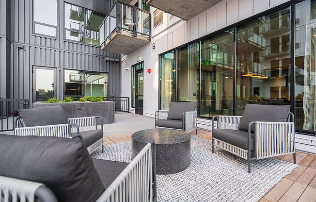 forte on the park apartments outdoor seating