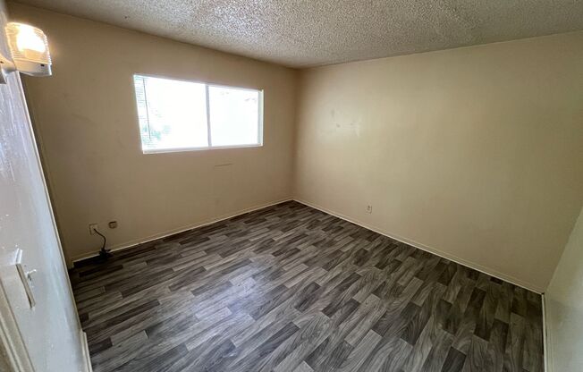 2 beds, 1 bath, $950, Unit 13