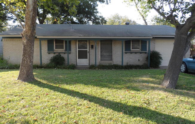 Cute Home Close to Restaurants and Shopping