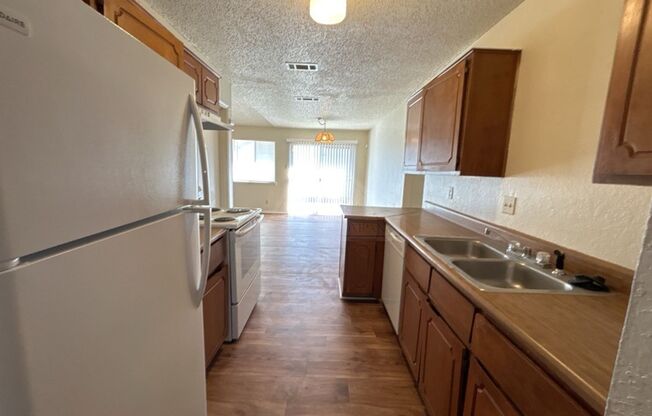 3 beds, 2 baths, $1,025