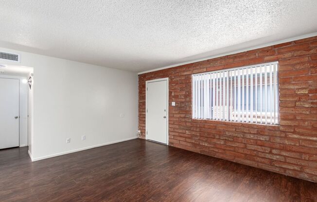 1000-1002 S. Dorsey Lane