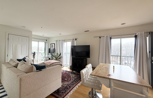 Studio, 1 bath, 650 sqft, $2,680, Unit 404