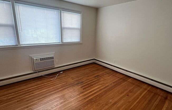 1 bed, 1 bath, 850 sqft, $950, Unit 1-A