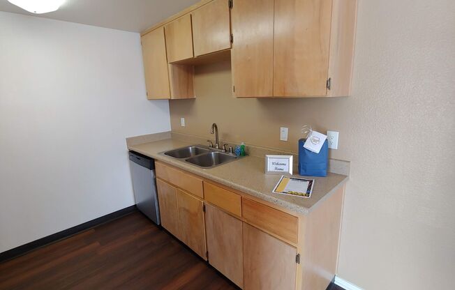 1 bed, 1 bath, 878 sqft, $1,480, Unit 1690-236