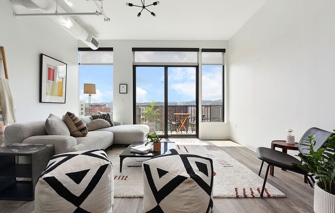 2 beds, 1 bath, 865 sqft, $2,350, Unit Unit 612