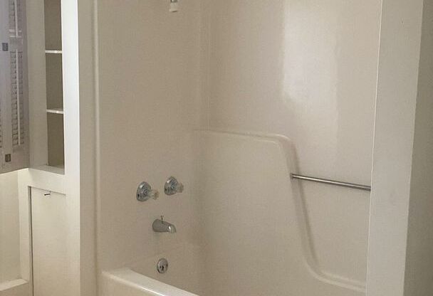 1 bed, 1 bath, 375 sqft, $775, Unit 1018