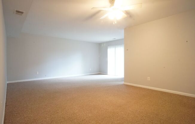 3 Bed/2 Bath Townhouse. On Bus Route to Campus. Parking.