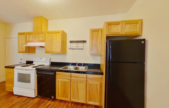 4 beds, 2 baths, $3,100, Unit C