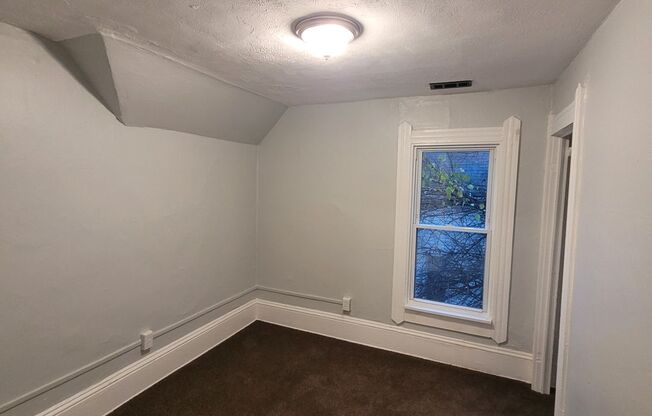 2 beds, 1 bath, $900, Unit Up