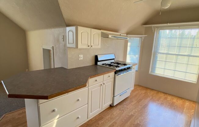 1 bed, 1 bath, $1,195, Unit (upper)