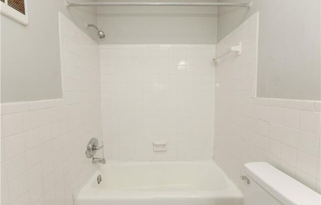 1 bed, 1 bath, 698 sqft, $1,150, Unit D4