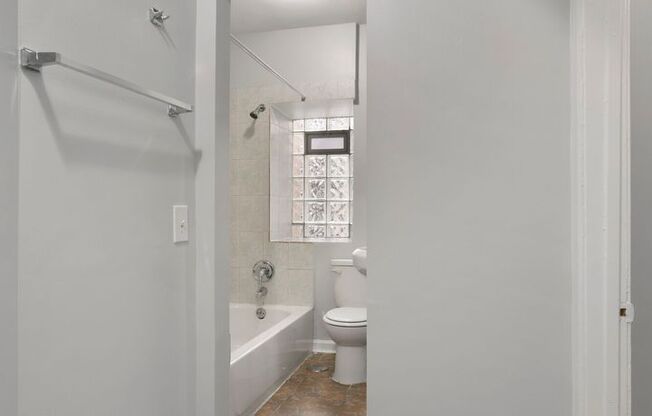 Studio, 1 bath, 420 sqft, $1,450, Unit 216
