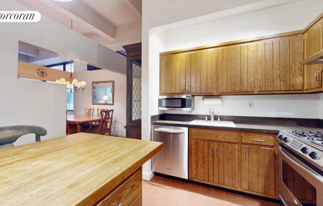 529 W 42 ST