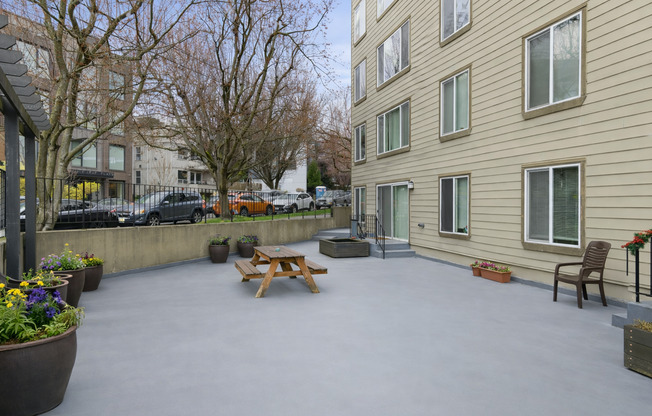 2 beds, 1 bath, 725 sqft, $2,930, Unit 401