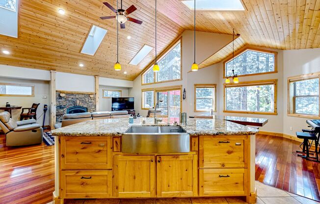 Gorgeous Custom Home in Beautiful Tahoe Paradise Area - South Lake Tahoe