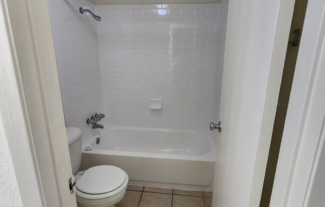 2 beds, 1 bath, 900 sqft, $1,299, Unit LAW15-113