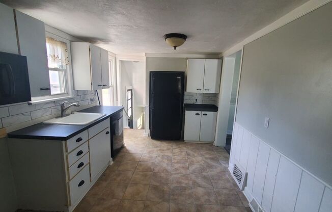 3 beds, 1 bath, $1,400