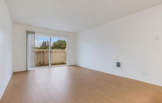 1 bed, 1 bath, 547 sqft, $1,300, Unit 8