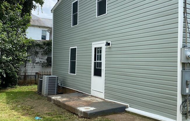 2 Bedroom Duplex off of Rivermont Ave.