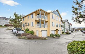 Spacious 2 Bedroom, 2 bath 2nd Floor Apartment