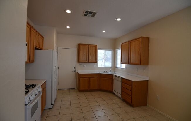 Age 55+ Community: Charming home with great room floor plan!