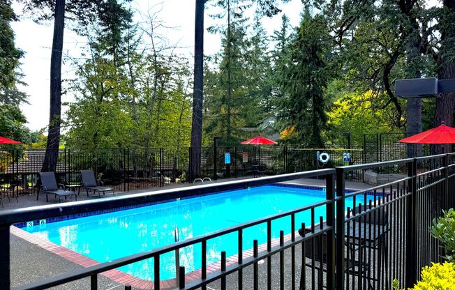 Bright & Airy Lake Oswego 2br Condo w/ Upper Loft-FLEX area could be used as Guest Rm, Office or Media Rm