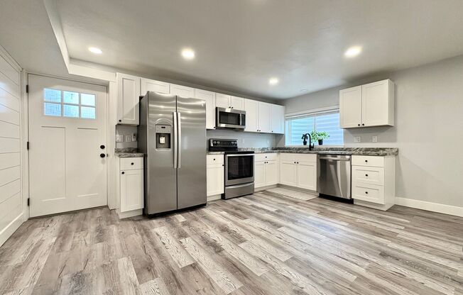 Fully Remodeled 2BR with Private Entrance, In-Unit Laundry & Parking