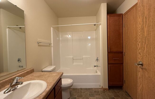 1 bed, 1 bath, 771 sqft, $975