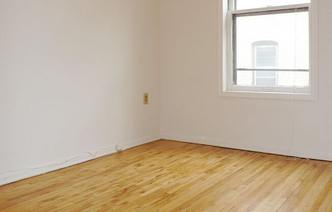 1 bed, 1 bath, 410 sqft, $975, Unit 4 - 21