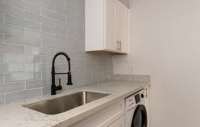 1 bed, 1 bath, 780 sqft, $1,695, Unit Hamrick 204