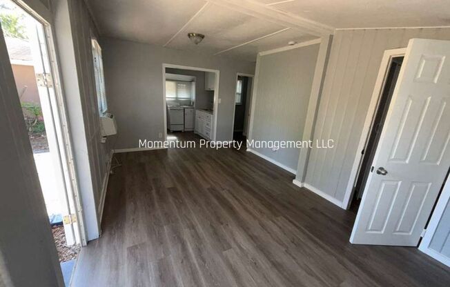 Updated 2/1 in St. Pete! AVAILABLE FOR IMMEDIATE MOVE IN!!